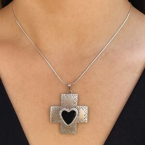 Southwest style Necklace silver tone etched pendant black heart center 26”